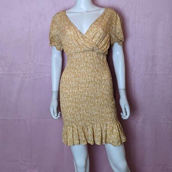 Urban Outfitters Yellow Floral V Neck Smocked Short Sleeve Mini Dress Medium - Picture 1 of 8
